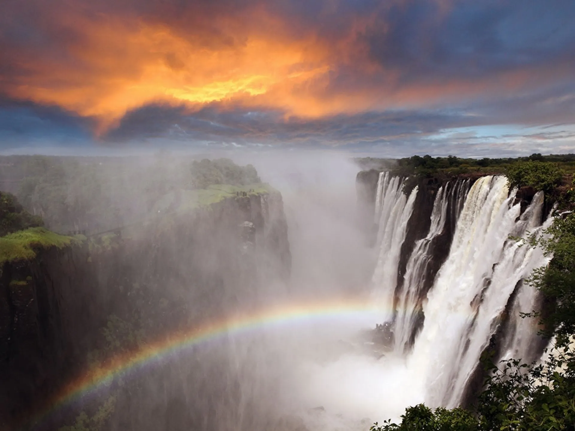 La aventura al aire libre ofrece la emoción de explorar la naturaleza, desde caminatas hasta actividades emocionantes, conectando con el entorno natural y su belleza.