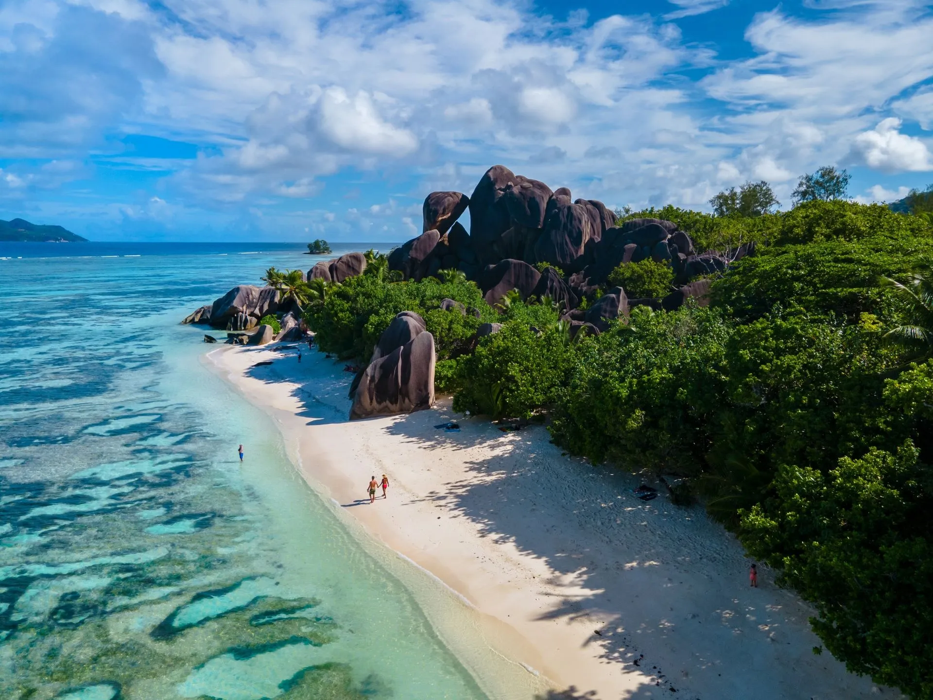 Las islas privadas son paraísos exclusivos que combinan belleza natural con lujo, ofreciendo playas y aguas cristalinas para una experiencia indulgente y serena.