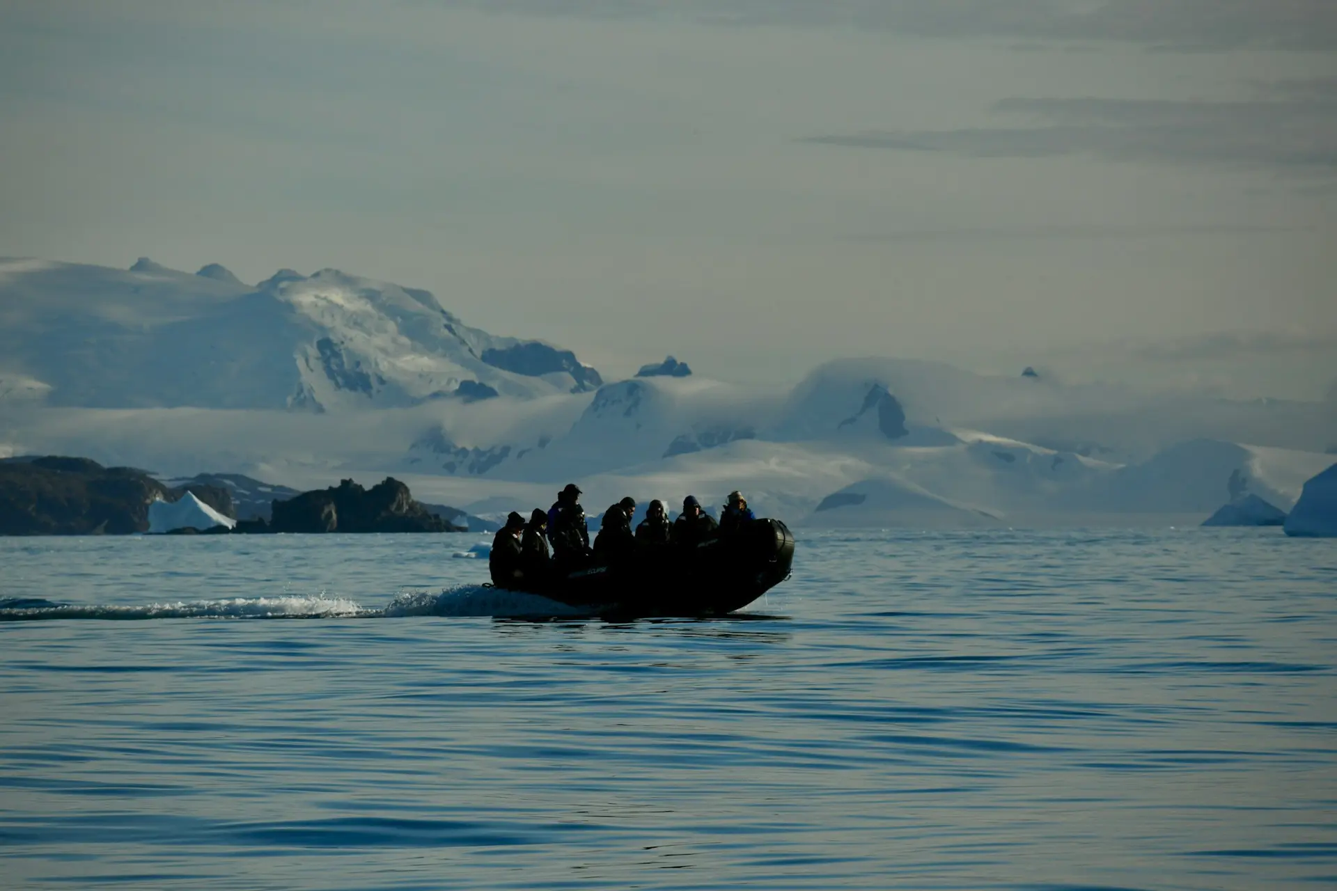 Navegar en cruceros de expedición de lujo a destinos, es la cumbre de la aventura y la elegancia, donde la exploración y el confort convergen sin esfuerzo. Estos viajes exclusivos ofrecen una experiencia que te sumerge en las maravillas de la naturaleza al tiempo que proporciona un lujo sin igual y un servicio personalizado.