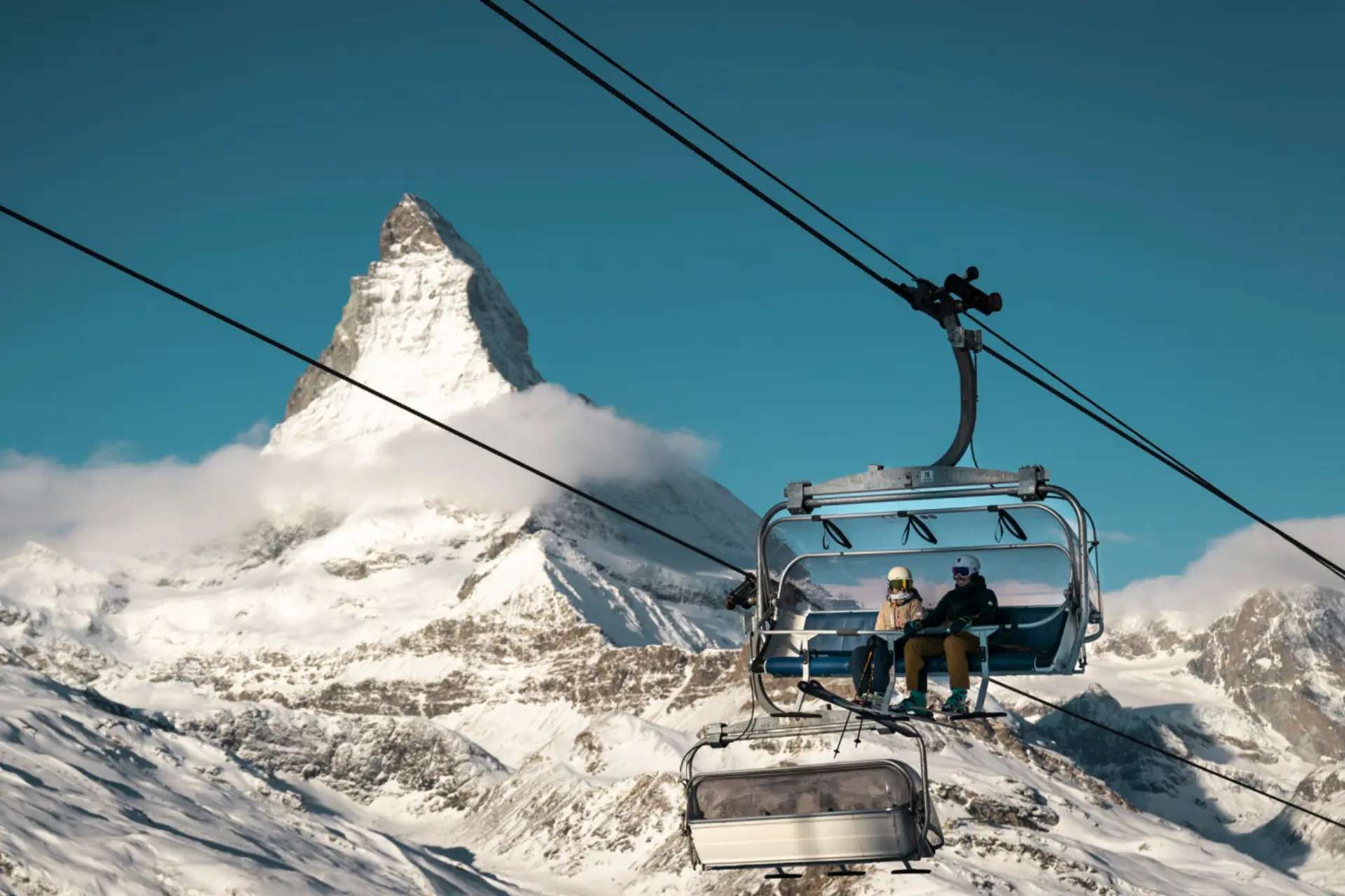 Esquiar en destinos de categoría mundial es la escapada invernal definitiva, donde la emoción y la tranquilidad se mezclan a la perfección. Deslizarse por laderas vírgenes cubiertas de nieve en medio de impresionantes vistas de montaña, estos complejos de lujo ofrecen una experiencia que eleva nuestra apreciación de la naturaleza a nuevos niveles de alegría y relajación.